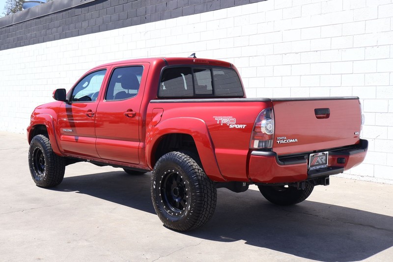Toyota Tacoma Vehicle Full-screen Gallery Image 09