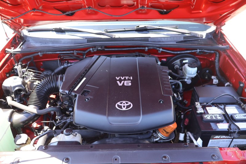 Toyota Tacoma Vehicle Full-screen Gallery Image 12