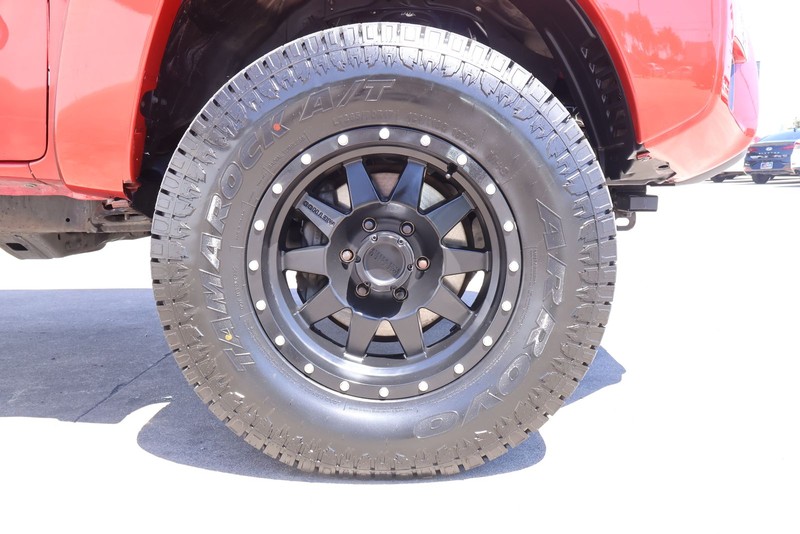Toyota Tacoma Vehicle Full-screen Gallery Image 13