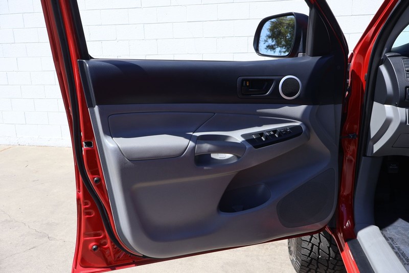 Toyota Tacoma Vehicle Full-screen Gallery Image 15