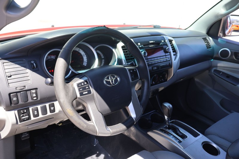 Toyota Tacoma Vehicle Full-screen Gallery Image 16