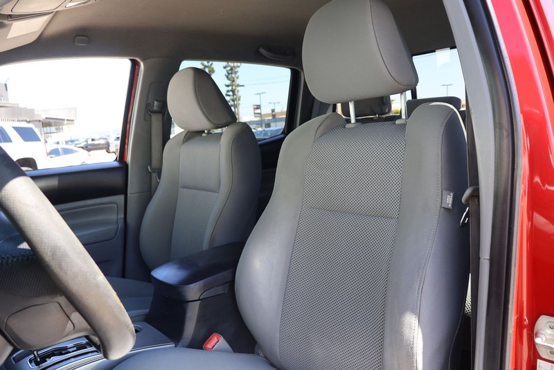 Toyota Tacoma Vehicle Full-screen Gallery Image 17