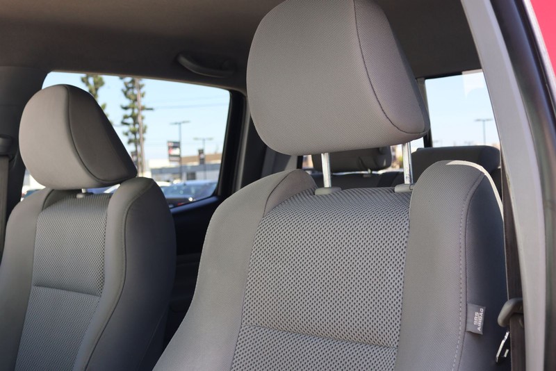Toyota Tacoma Vehicle Full-screen Gallery Image 18
