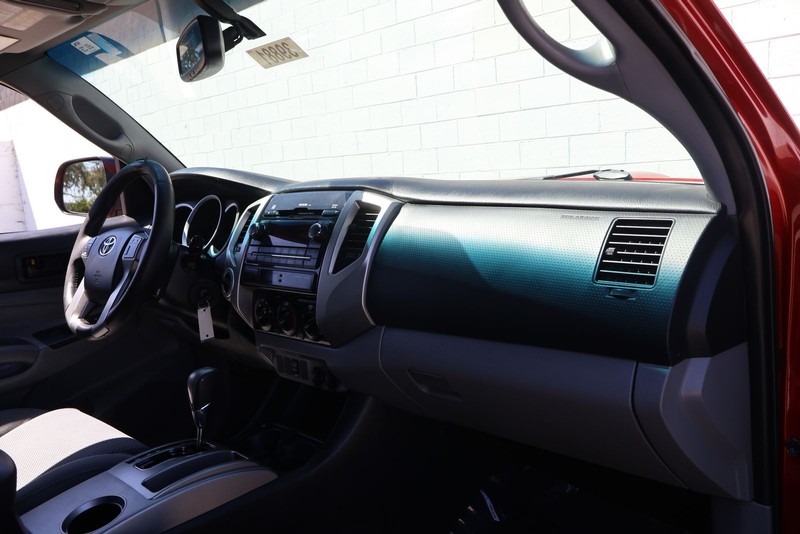 Toyota Tacoma Vehicle Full-screen Gallery Image 19