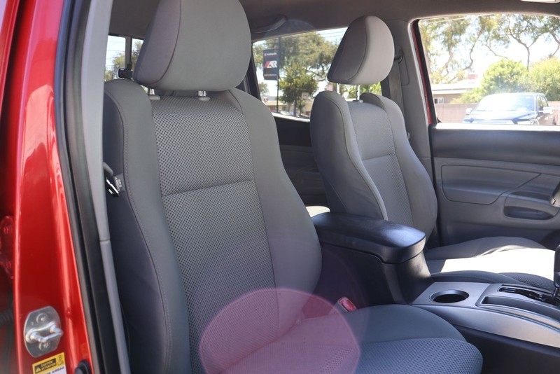 Toyota Tacoma Vehicle Full-screen Gallery Image 20