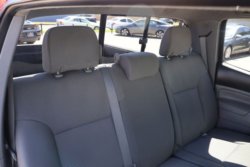 Toyota Tacoma Vehicle Full-screen Gallery Image 21