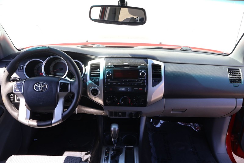 Toyota Tacoma Vehicle Full-screen Gallery Image 22