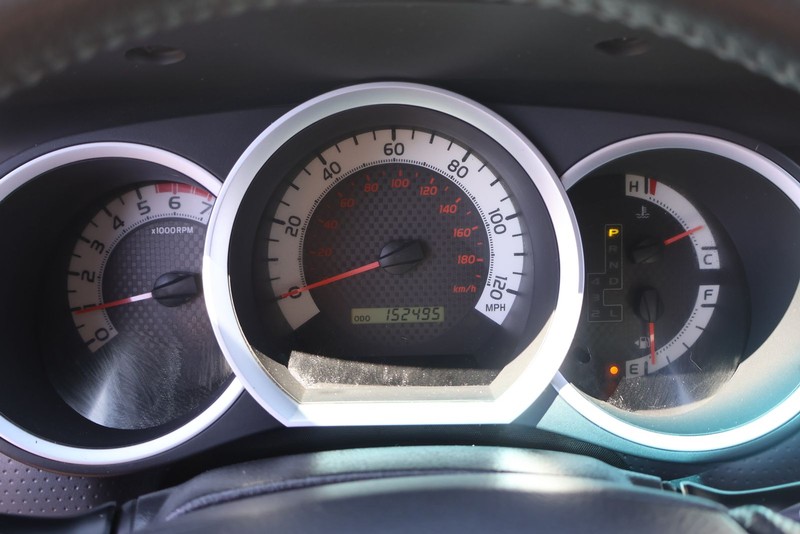 Toyota Tacoma Vehicle Full-screen Gallery Image 23