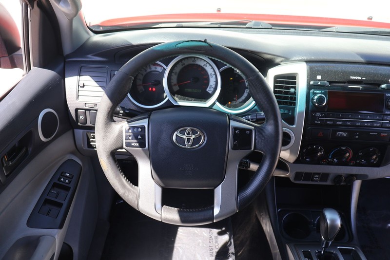 Toyota Tacoma Vehicle Full-screen Gallery Image 24