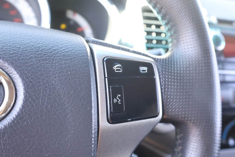Toyota Tacoma Vehicle Full-screen Gallery Image 26