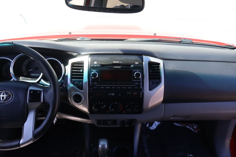 Toyota Tacoma Vehicle Full-screen Gallery Image 27