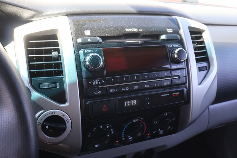 Toyota Tacoma Vehicle Full-screen Gallery Image 28