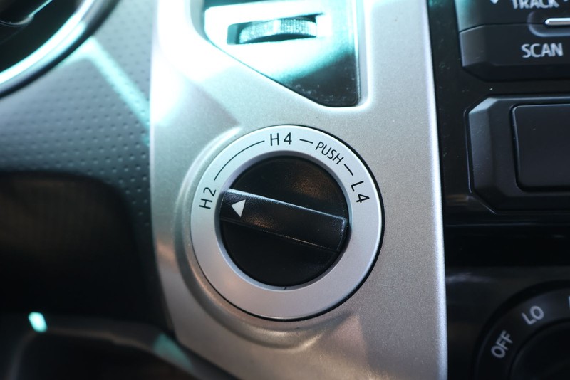 Toyota Tacoma Vehicle Full-screen Gallery Image 29