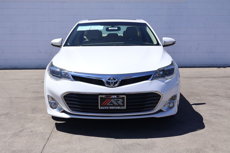 Toyota Avalon Vehicle Full-screen Gallery Image 02