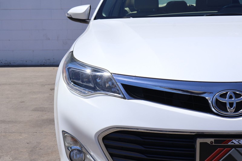 Toyota Avalon Vehicle Full-screen Gallery Image 03