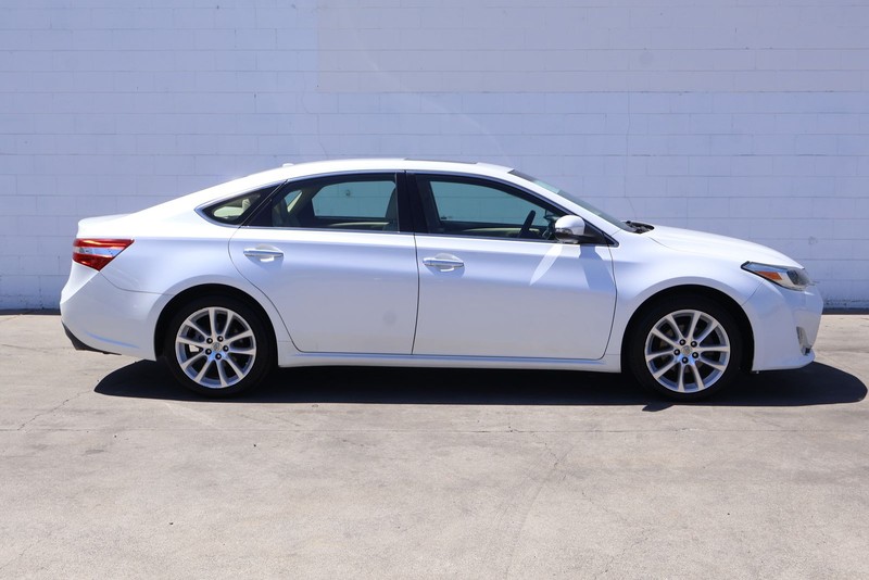Toyota Avalon Vehicle Full-screen Gallery Image 04