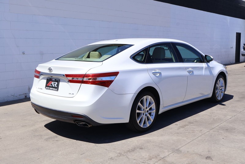 Toyota Avalon Vehicle Full-screen Gallery Image 05