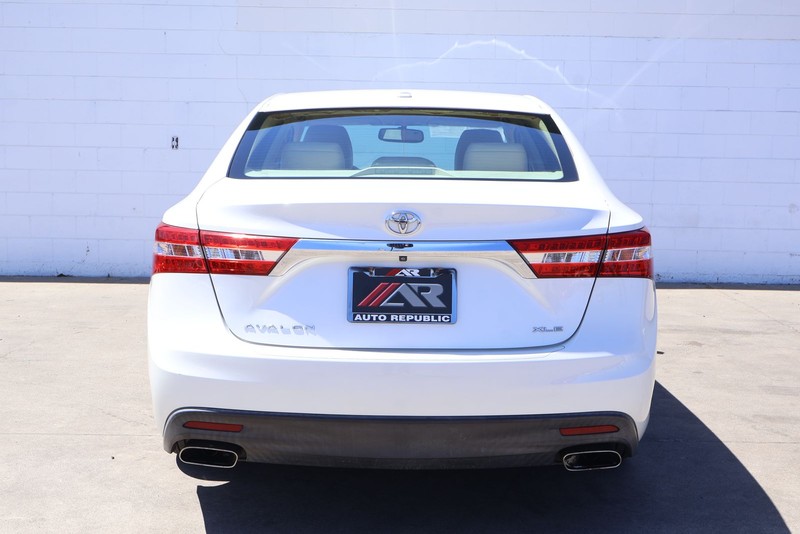 Toyota Avalon Vehicle Full-screen Gallery Image 06