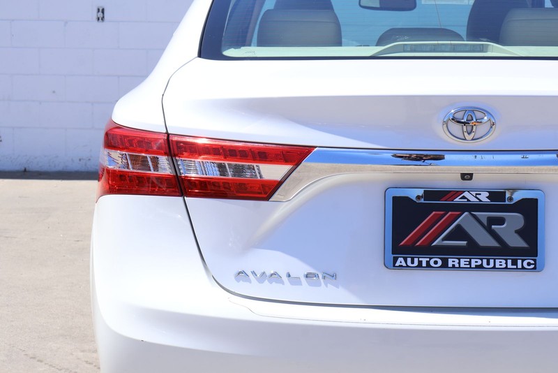 Toyota Avalon Vehicle Full-screen Gallery Image 07