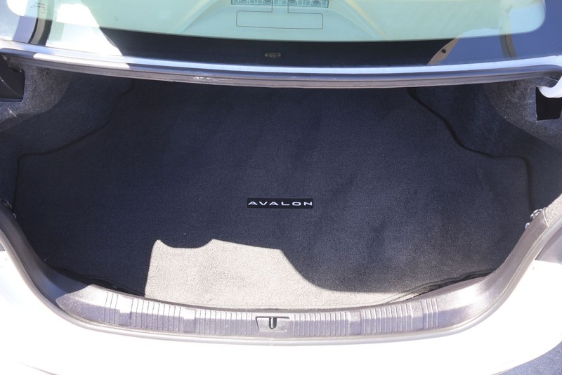 Toyota Avalon Vehicle Full-screen Gallery Image 08