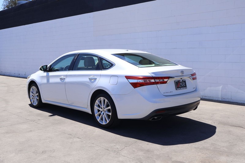 Toyota Avalon Vehicle Full-screen Gallery Image 09
