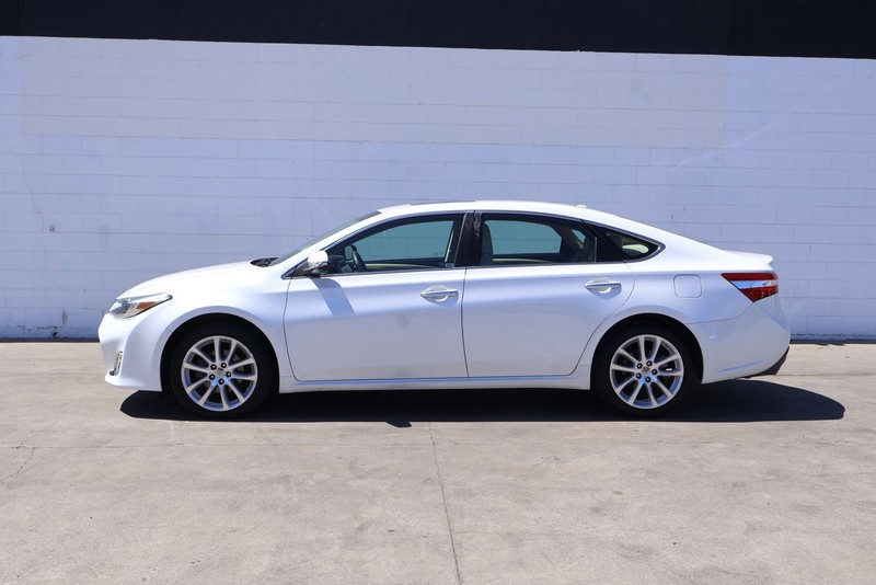Toyota Avalon Vehicle Full-screen Gallery Image 10