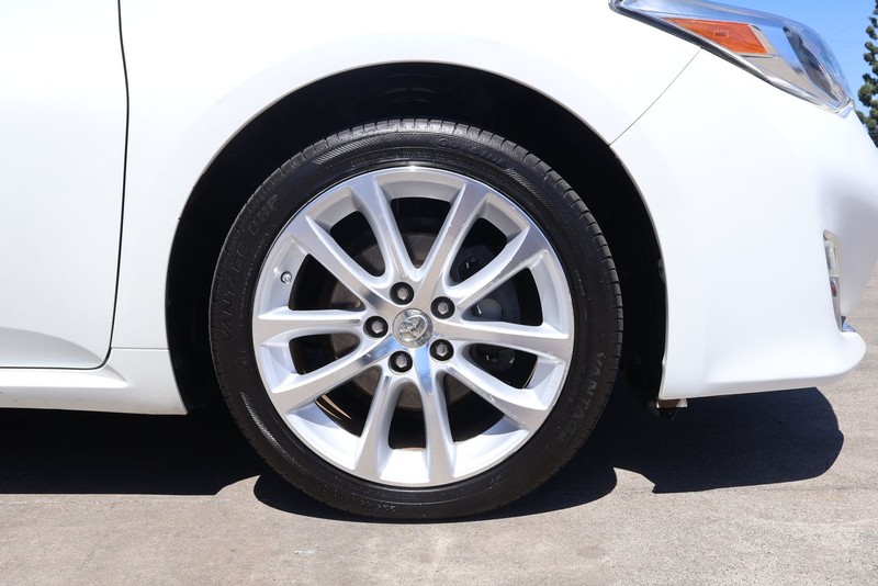 Toyota Avalon Vehicle Full-screen Gallery Image 13