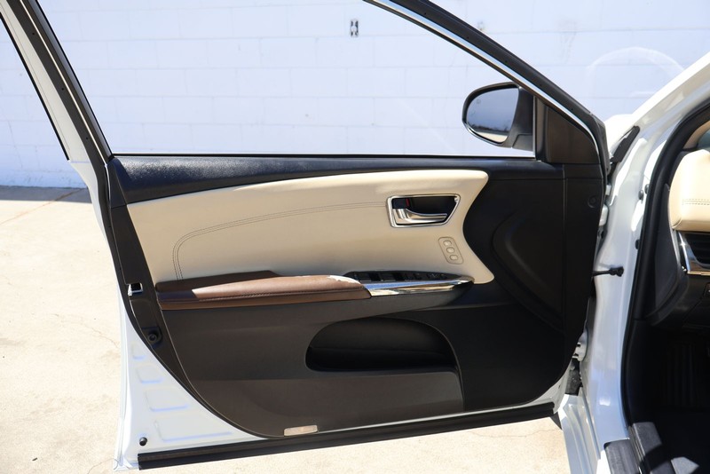 Toyota Avalon Vehicle Full-screen Gallery Image 14