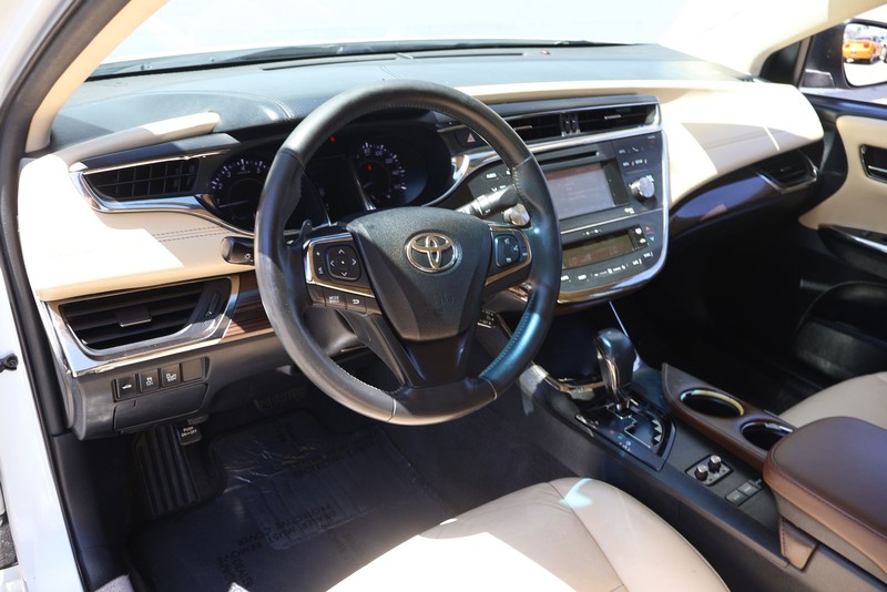 Toyota Avalon Vehicle Full-screen Gallery Image 15