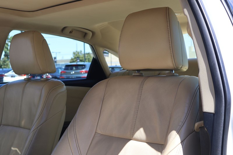Toyota Avalon Vehicle Full-screen Gallery Image 17
