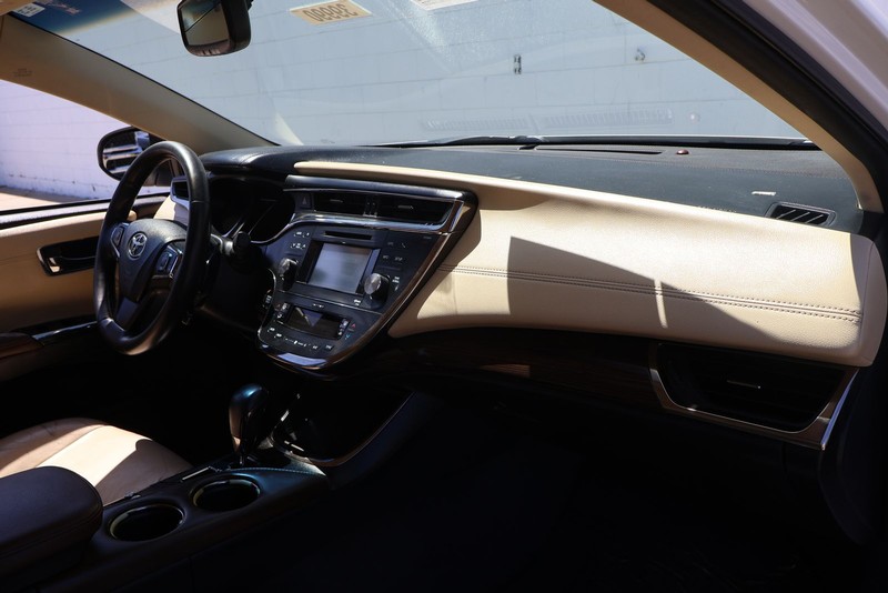 Toyota Avalon Vehicle Full-screen Gallery Image 18