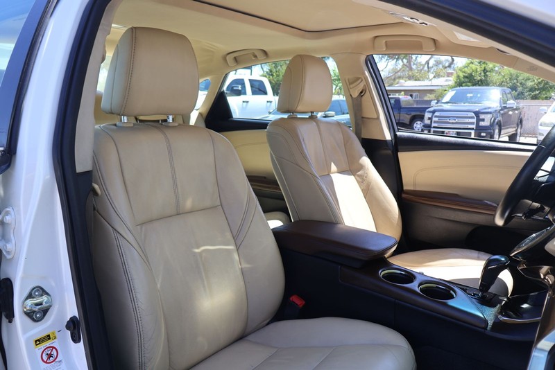 Toyota Avalon Vehicle Full-screen Gallery Image 19