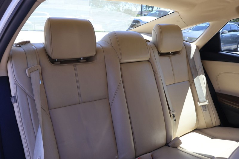 Toyota Avalon Vehicle Full-screen Gallery Image 20