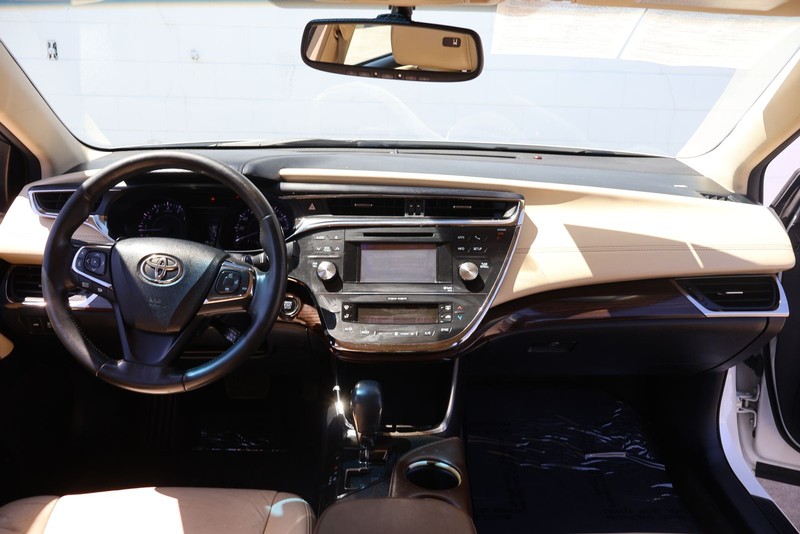 Toyota Avalon Vehicle Full-screen Gallery Image 21