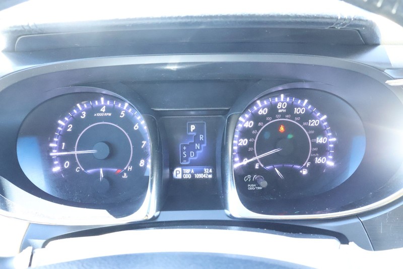 Toyota Avalon Vehicle Full-screen Gallery Image 22