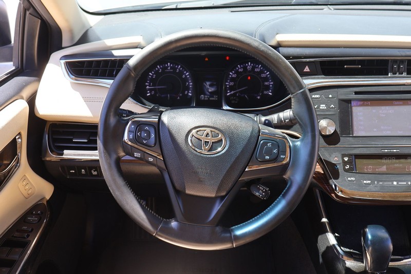 Toyota Avalon Vehicle Full-screen Gallery Image 23