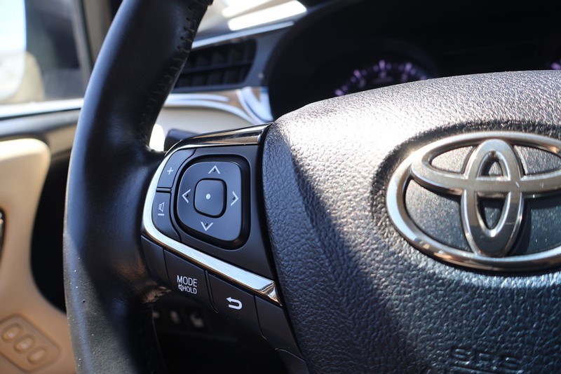 Toyota Avalon Vehicle Full-screen Gallery Image 24