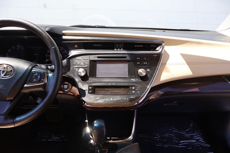 Toyota Avalon Vehicle Full-screen Gallery Image 26