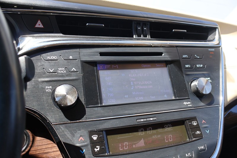 Toyota Avalon Vehicle Full-screen Gallery Image 27