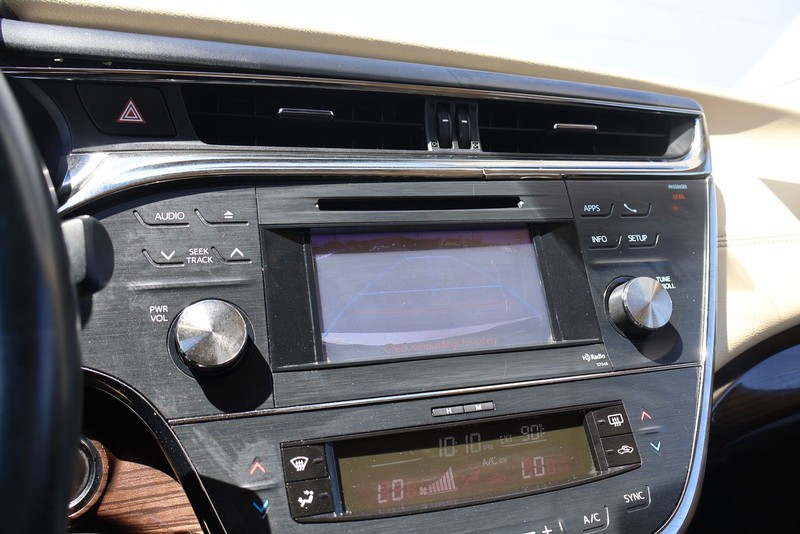 Toyota Avalon Vehicle Full-screen Gallery Image 28
