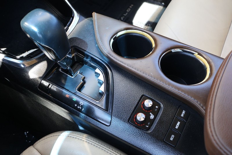 Toyota Avalon Vehicle Full-screen Gallery Image 29