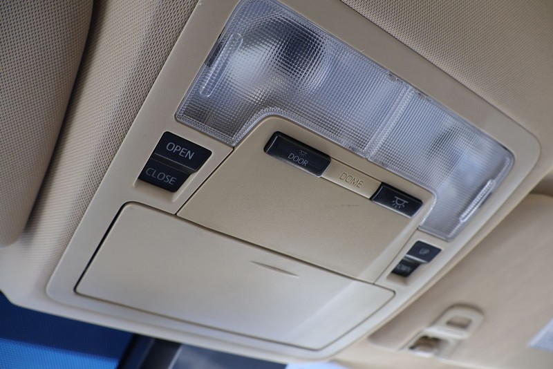 Toyota Avalon Vehicle Full-screen Gallery Image 30