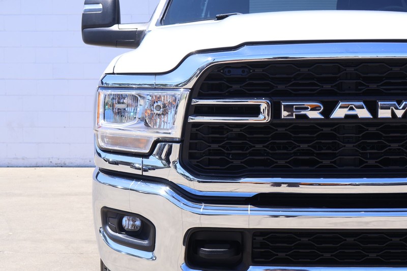 Ram 2500 Vehicle Full-screen Gallery Image 04
