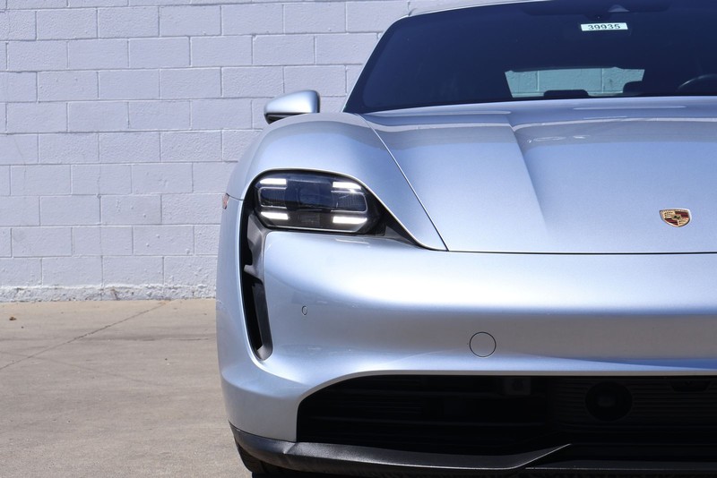 Porsche Taycan Vehicle Full-screen Gallery Image 03