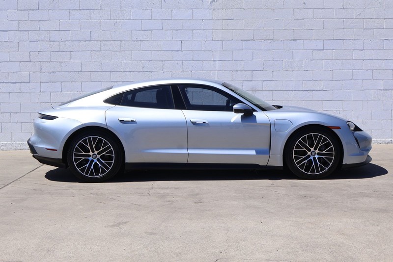 Porsche Taycan Vehicle Full-screen Gallery Image 04