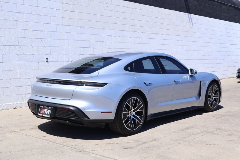 Porsche Taycan Vehicle Full-screen Gallery Image 05