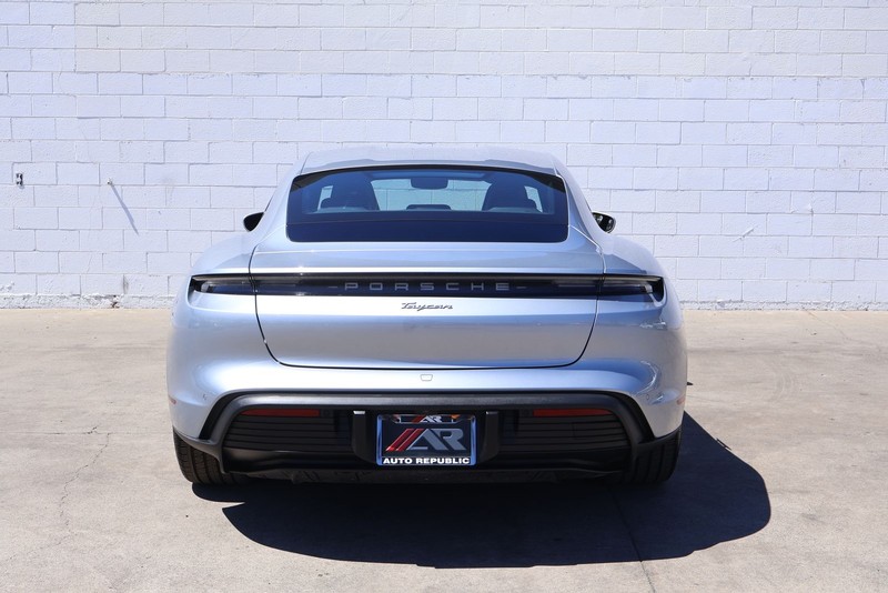 Porsche Taycan Vehicle Full-screen Gallery Image 06