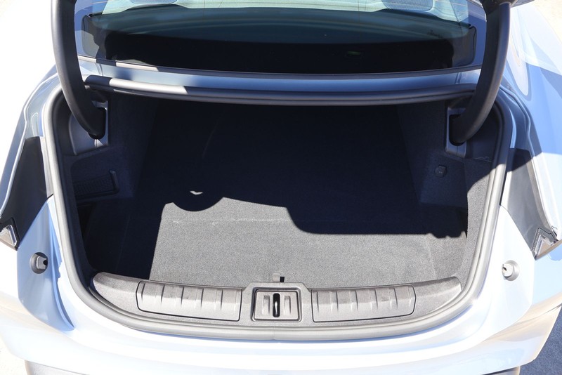 Porsche Taycan Vehicle Full-screen Gallery Image 08