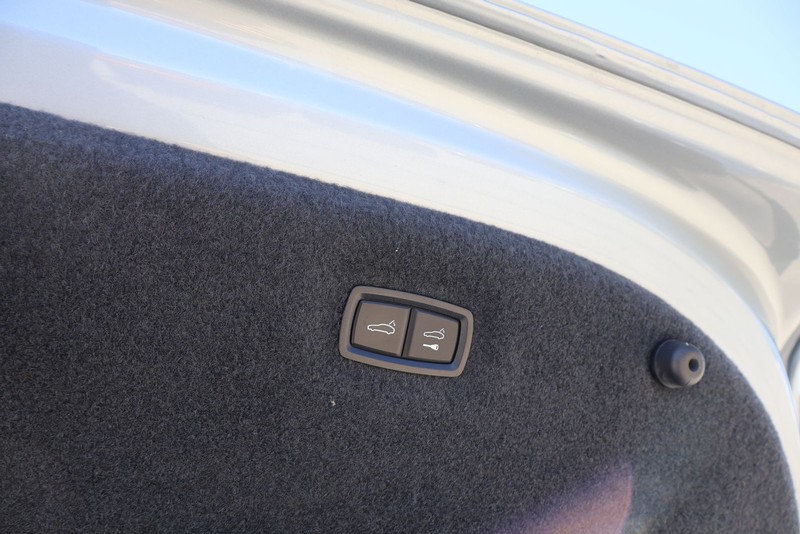 Porsche Taycan Vehicle Full-screen Gallery Image 09