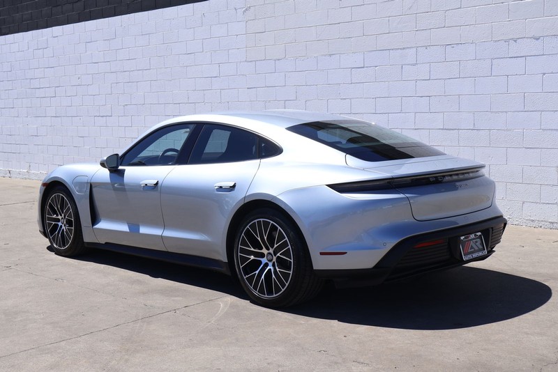 Porsche Taycan Vehicle Full-screen Gallery Image 10